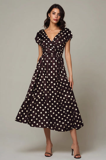 Robe à pois en satin à col en V marron foncé